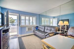 uma sala de estar com um sofá e uma mesa em First-Floor Brigantine Condo Steps to Ocean! em Brigantine