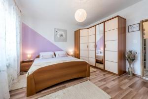 a bedroom with a large bed and a large closet at APARTMENT AMELIA VRPOLJE in Vrpolje +34 photos