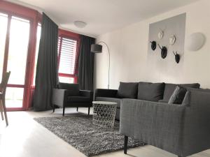 ein Wohnzimmer mit einem Sofa und einem Tisch in der Unterkunft Zu Gast im Mehrgenerationenwohnen in Kempten