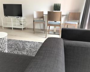 ein Wohnzimmer mit einem Sofa und Stühlen in der Unterkunft Zu Gast im Mehrgenerationenwohnen in Kempten