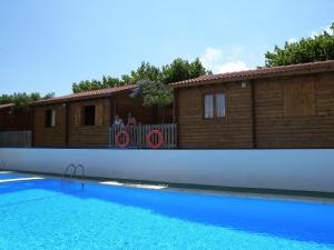 Bazén v ubytování Bungalows Camping Ferrer nebo v jeho okolí