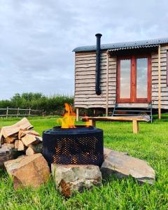 Gallery image of Shepherds Hut in a private meadow with sea views in Hartland