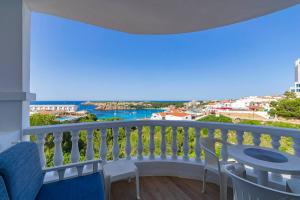 Elle comprend un balcon offrant une vue sur l'océan. dans l'établissement Apartamento Castellsol 106, à Arenal d'en Castell