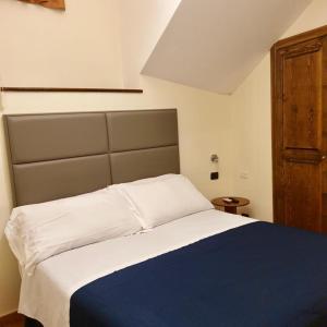 - une chambre dotée d'un lit avec une couverture bleue et blanche dans l'établissement Residence l'Incanto, à Piano di Sorrento