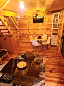 une chambre avec une table et des chaises dans une cabine dans l'établissement Holiday home Mountain, à Žabljak 35 autres photos