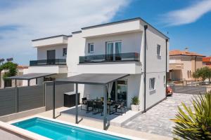 Bazén v ubytovaní VILLA PRESTIGE alebo v jeho blízkosti