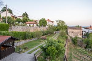 DutovljeApartma ODDIH的享有村庄的空中景致,拥有房屋和树木