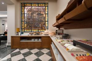 a kitchen with a counter and a stained glass window at Dorma Alfonso VIII in Plasencia
