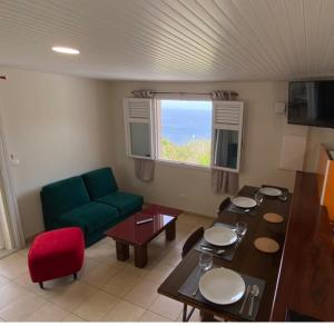 Una televisión o centro de entretenimiento en Locations Morne aux Vents