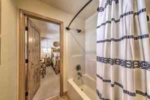 bagno con vasca e tenda doccia di Cozy Ruidoso Cabin Retreat with Private Hot Tub a Ruidoso Altre 32 foto