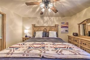 una camera con letto e ventilatore a soffitto di Cozy Ruidoso Cabin Retreat with Private Hot Tub a Ruidoso