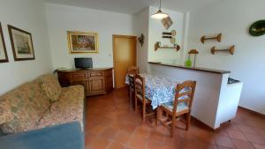 - un salon avec un canapé et une table dans l'établissement Antico Borgo I Cancelli, à Palazzuolo sul Senio