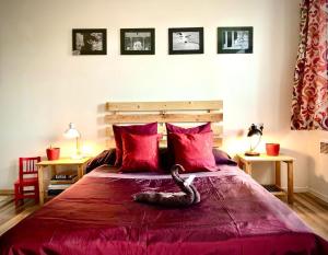 una serpiente tendida en una cama en un dormitorio en ART mieszkanie blisko dworca PKP Walbrzych Miasto, en Wałbrzych