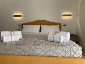 a bedroom with a bed with two towels on it at B&B Villa dei Desideri in Praia a Mare