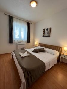 Un dormitorio con una cama grande y una ventana en Villa Marina Bol, en Bol