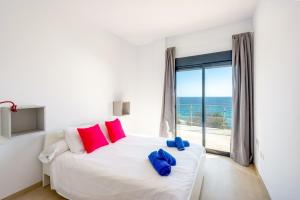 sypialnia z łóżkiem i widokiem na ocean w obiekcie Villa Ladera Sol by Villa Plus w mieście Nerja +25 zdjęć