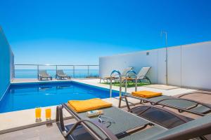 Bazén v ubytovaní Villa Ancla Sea View by Villa Plus alebo v jeho blízkosti