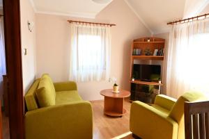 A seating area at Liszkai Apartman