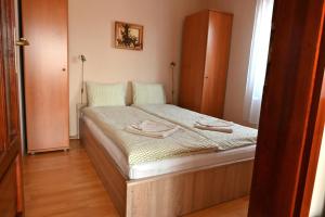 Posteľ alebo postele v izbe v ubytovaní Liszkai Apartman