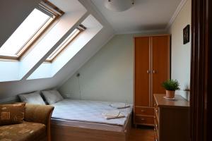 A bed or beds in a room at Liszkai Apartman