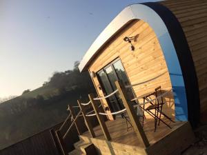 Escape Pod in Devon, 5 mins from beach + parking的阳台或露台