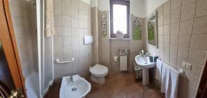 a bathroom with a toilet and a sink at Casavacanza al castello 2 in Villetta Barrea +35 photos