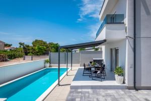 Bazén v ubytovaní VILLA PRESTIGE alebo v jeho blízkosti