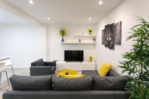 a living room with a couch and a tv at New apartment in the neighborhood of Amara. in Loyola