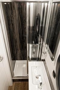 a small bathroom with a shower and a sink at Apartament na wodzie - Riveraparts - Marina Oława in Oława