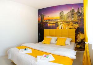 1 dormitorio con 2 camas y una pintura de una ciudad en Apartman GREEN en Brčko