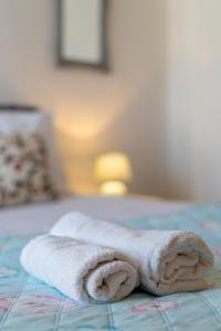 een witte handdoek bovenop een bed bij Cozy apartment in Sitia