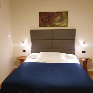 a bedroom with a large bed with a blue blanket at Residence l'Incanto in Piano di Sorrento