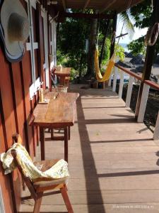 - une terrasse couverte avec des tables et des chaises en bois dans un bâtiment dans l'établissement Casa Origen, à El Valle