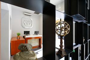 - un couloir avec une chambre dotée d'un bureau et d'une statue dans l'établissement Hotel Olmeca Plaza, à Villahermosa
