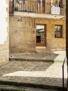 a brick building with a door and a window at PRECIOSO APARTAMENTO CON GARAJE INCLUIDO in Orio