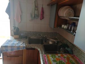 una cucina con lavandino e piano di lavoro di Chez Moi rooms a Cagliari