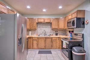 A kitchen or kitchenette at Bungalow with Wraparound Deck - 8 Mi to Brookings