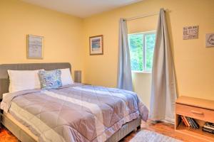 A bed or beds in a room at Bungalow with Wraparound Deck - 8 Mi to Brookings