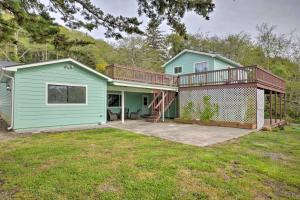 Casa con terraza y patio en Bungalow with Wraparound Deck - 8 Mi to Brookings, en Smith River