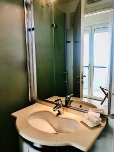 Koupelna v ubytování Hotel Majorca sul Mare in centro a Riccione + 37 fotografií