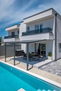 Bazén v ubytovaní VILLA PRESTIGE alebo v jeho blízkosti