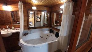 Gallery image of צימר בגליל אביב בבקתה in Galilee