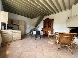 uma cozinha e sala de jantar com mesa e cadeiras em Maison/ Loft familial à Etretat em Étretat