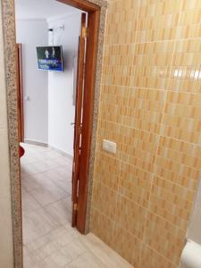 Televízia a/alebo spoločenská miestnosť v ubytovaní ALOJAMIENTO PLAYA CHICA, LOS POZOS HABITACIONES