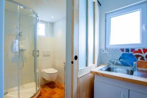 W łazience znajduje się umywalka, prysznic i toaleta. w obiekcie La Bohal' Loire w mieście La Bohalle