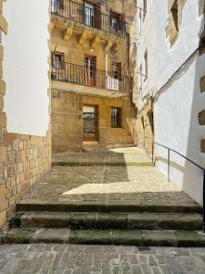 um beco com escadas em frente a um edifício em PRECIOSO APARTAMENTO CON GARAJE INCLUIDO em Orio