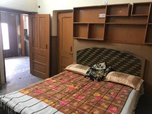 Postel nebo postele na pokoji v ubytování GANESH GUEST HOUSE