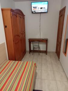 Televízia a/alebo spoločenská miestnosť v ubytovaní ALOJAMIENTO PLAYA CHICA, LOS POZOS HABITACIONES
