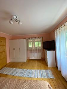 ein leeres Wohnzimmer mit einem TV in der Unterkunft AB’s rustic cabin in Dejani