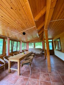 ein großes Esszimmer mit einem Tisch und Stühlen in der Unterkunft AB’s rustic cabin in Dejani